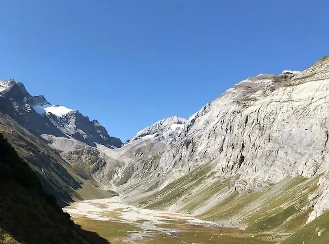 Hoch Ueber Dem Rheintal *